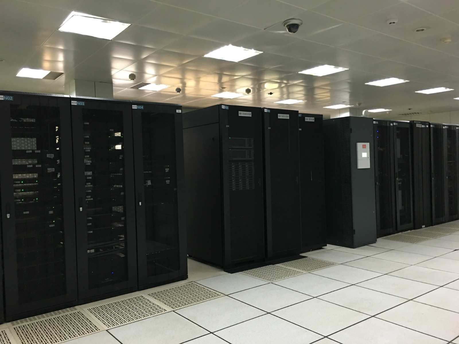 機房_meitu_4.jpg 機房_meitu_4.jpg