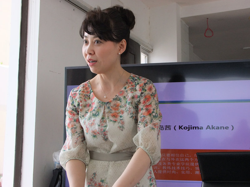 9.小島老師單人照_副本.jpg 9.小島老師單人照_副本.jpg