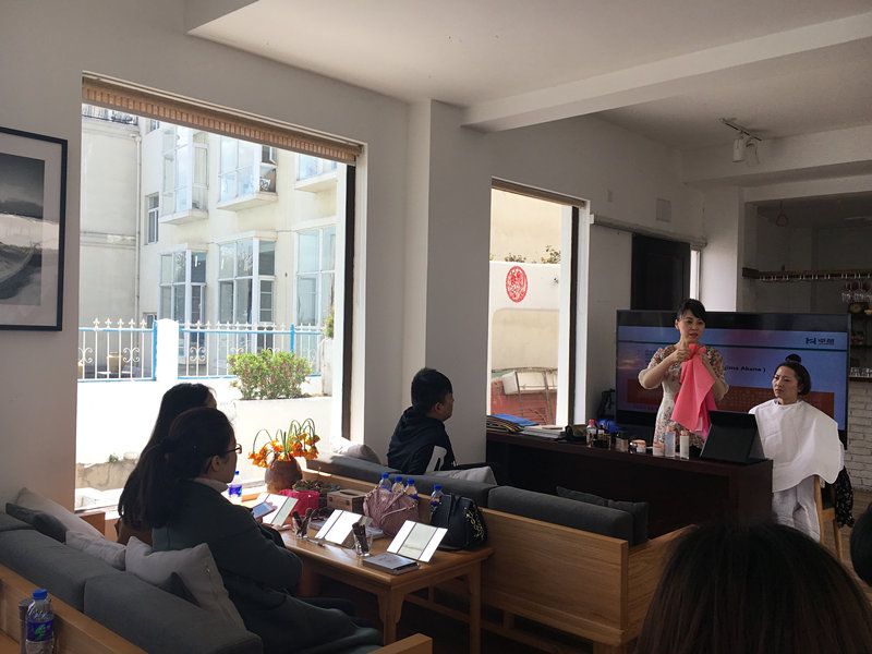 10.小島老師上課照(色彩)_副本.jpg 10.小島老師上課照(色彩)_副本.jpg