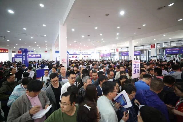 人頭攢動.jpg 人頭攢動.jpg